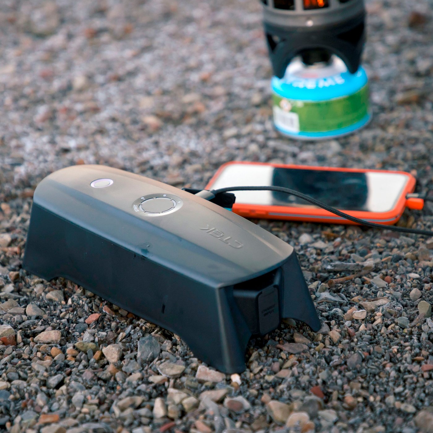 Ctek CS Free Bärbar batteriladdare och starthjälp