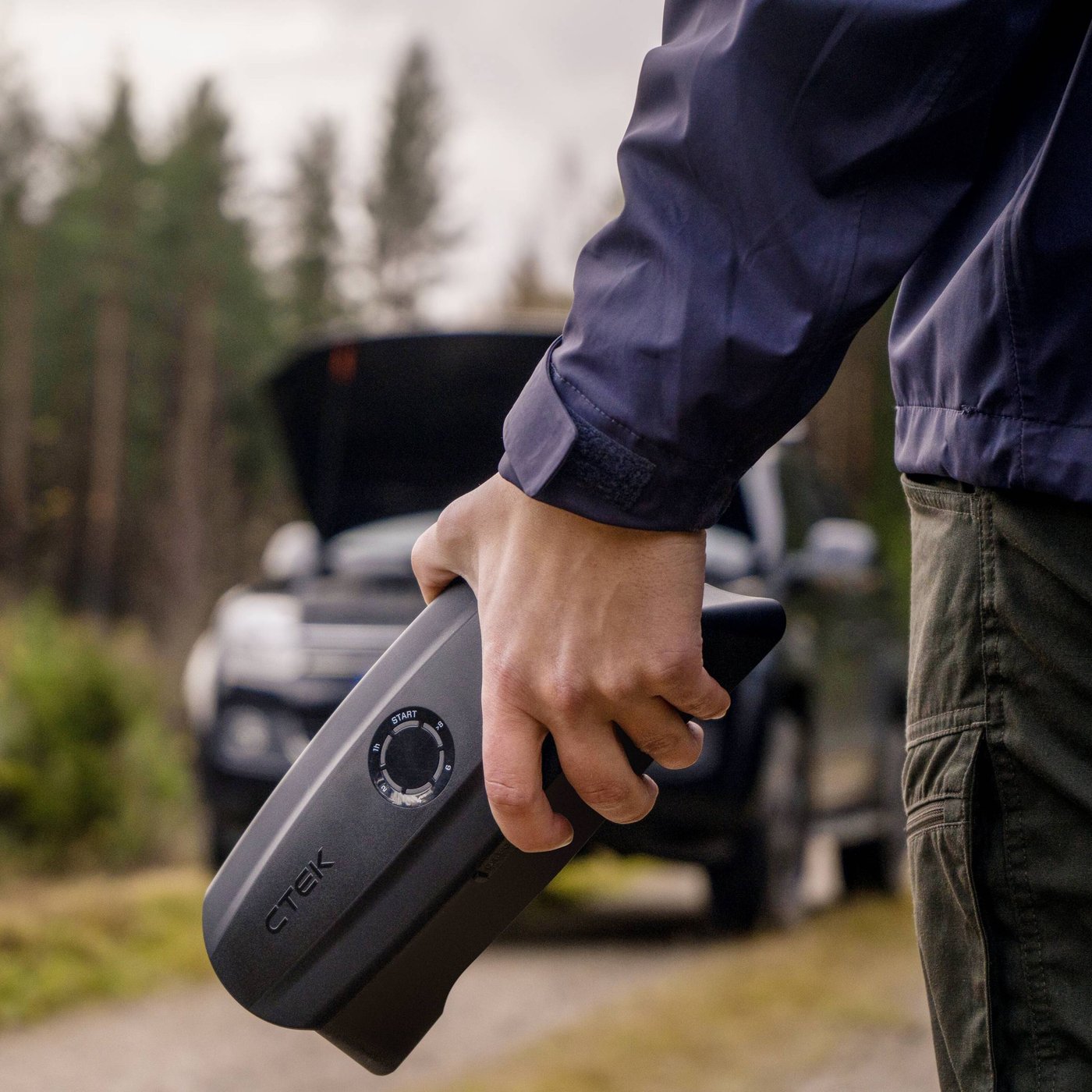 Ctek CS Free Bärbar batteriladdare och starthjälp