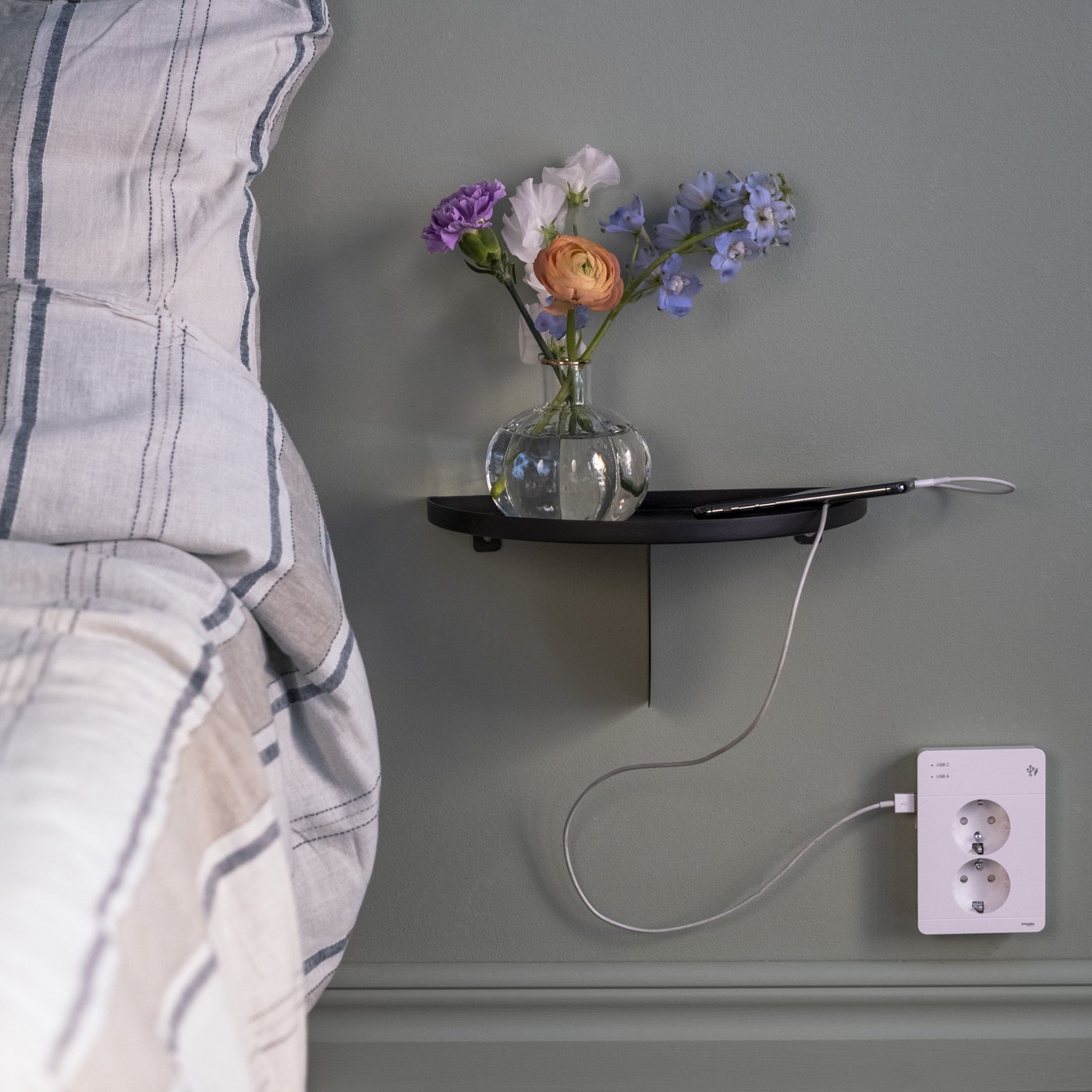 Schneider Electric Exxact Jordet vegguttak med USB-porter Hvit