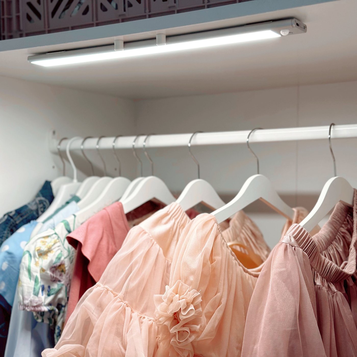 LEDVANCE Oppladbar LED-list med bevegelsessensor og skumringsrele