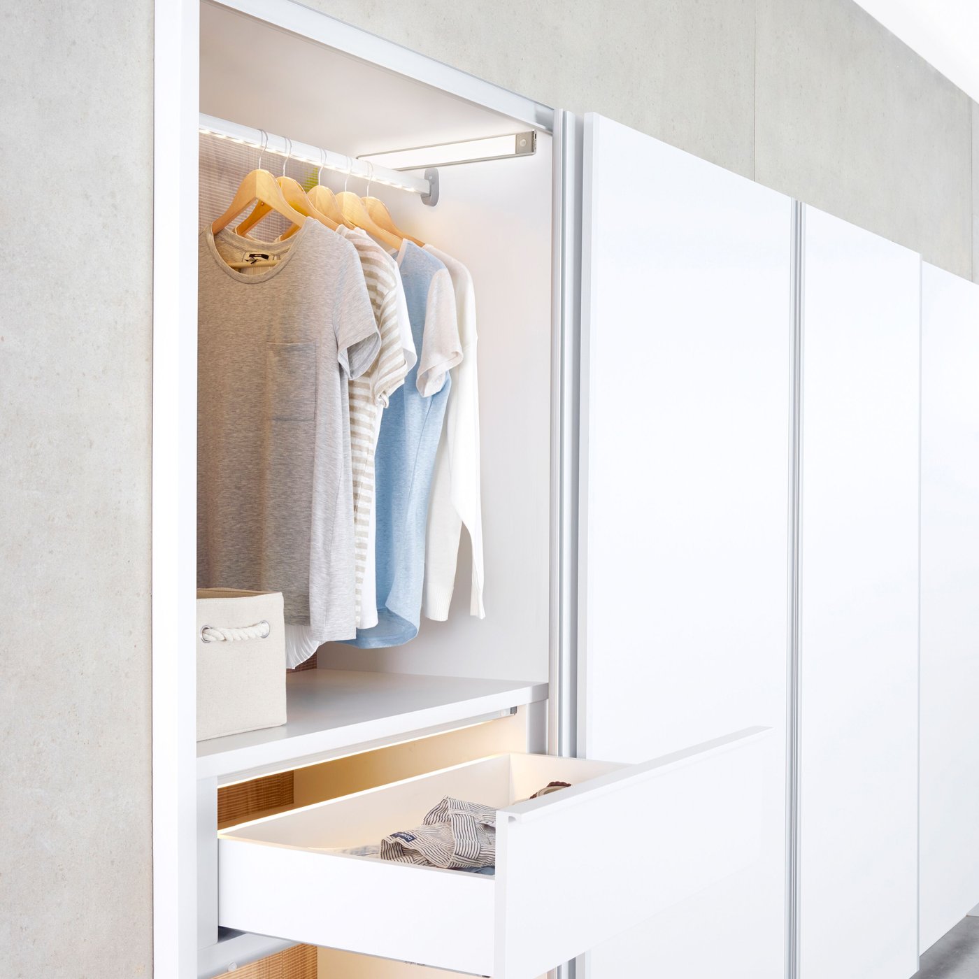 Luxorparts Laddbar magnetisk LED-ljusramp 40 cm