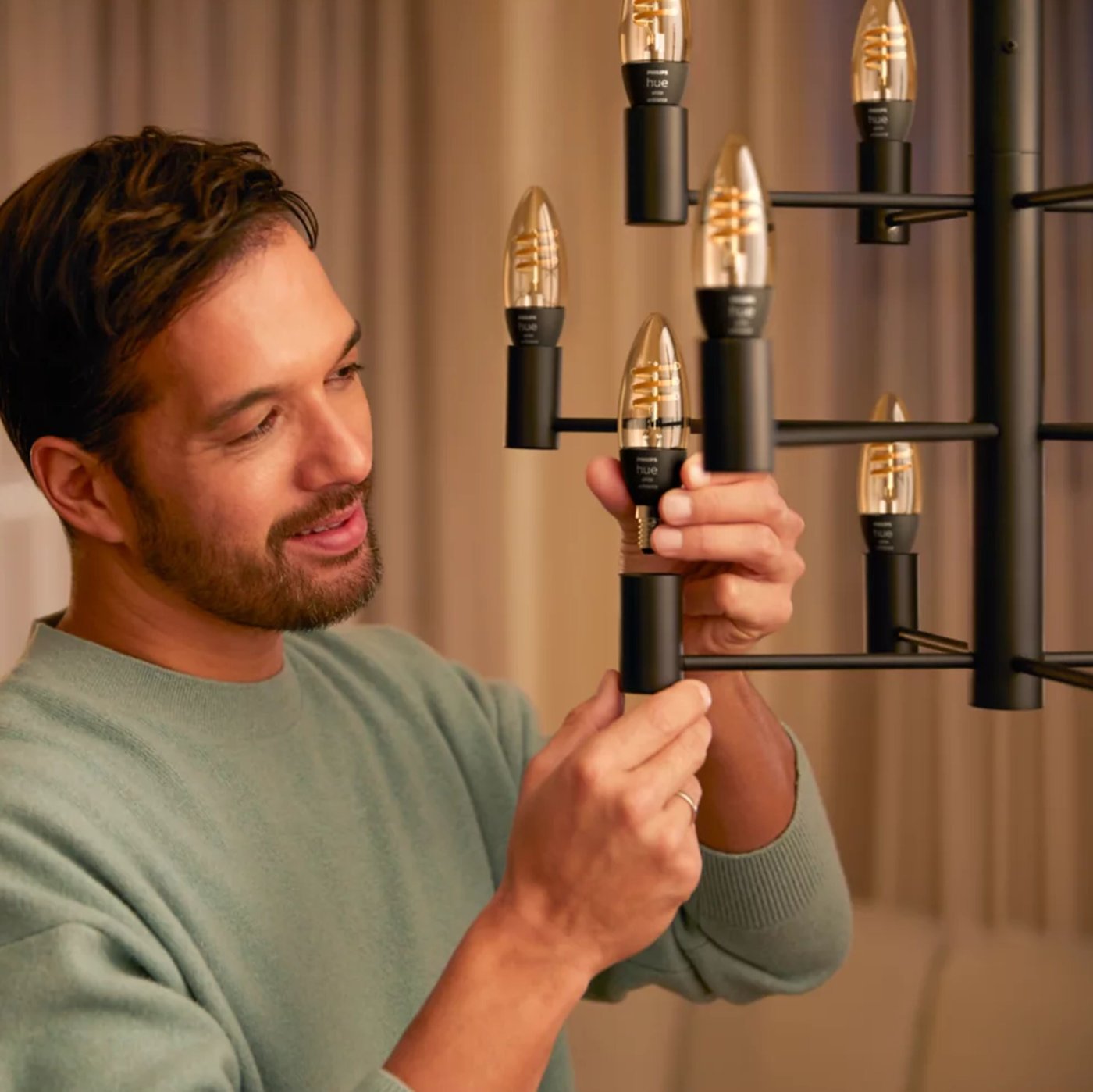 Philips Hue White Ambience Filament Smart LED-pære E14 350 lm