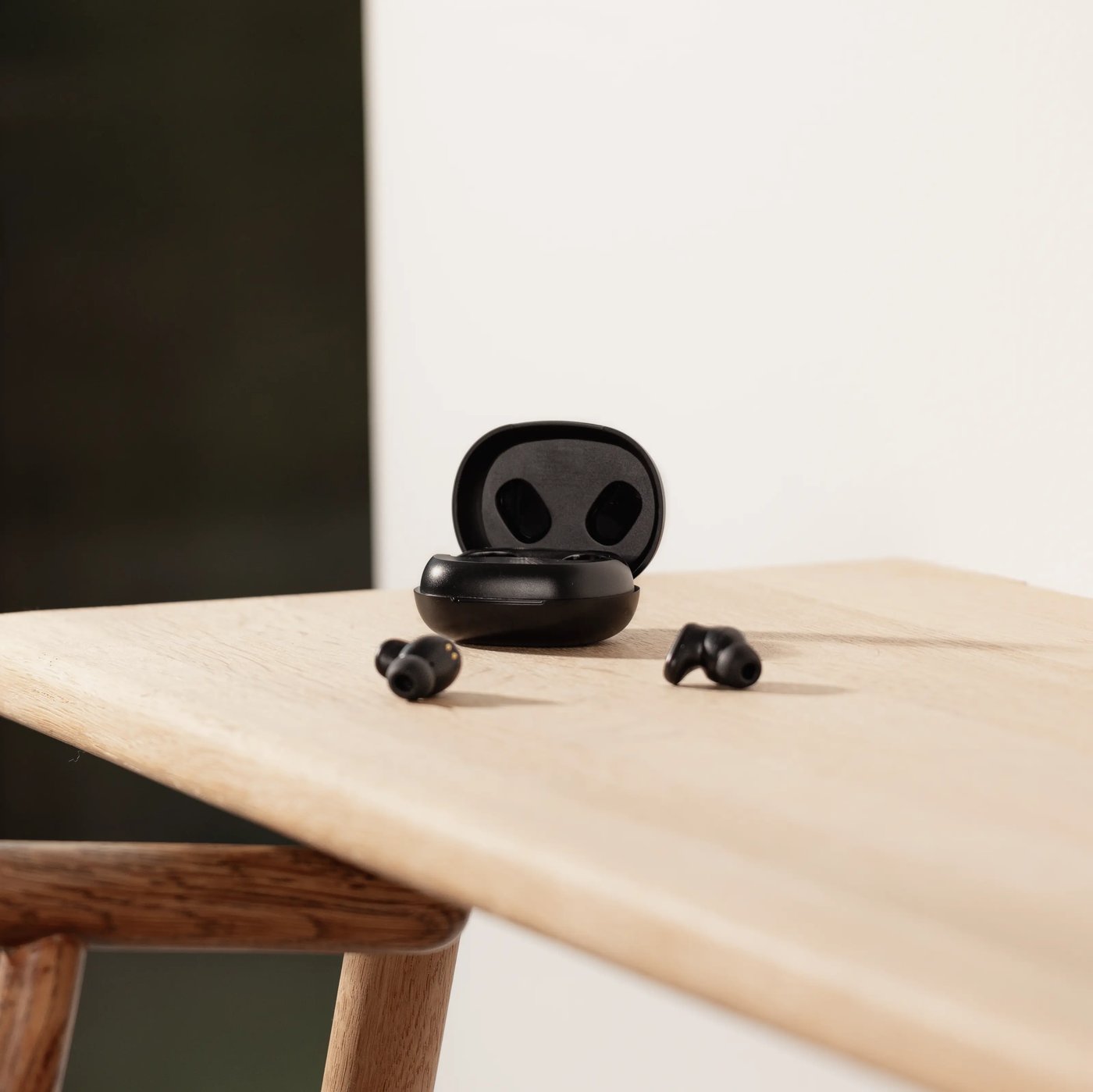 Nomadelic Solo 300 trådløse in-ear-hodetelefoner med støyreduksjon Svart