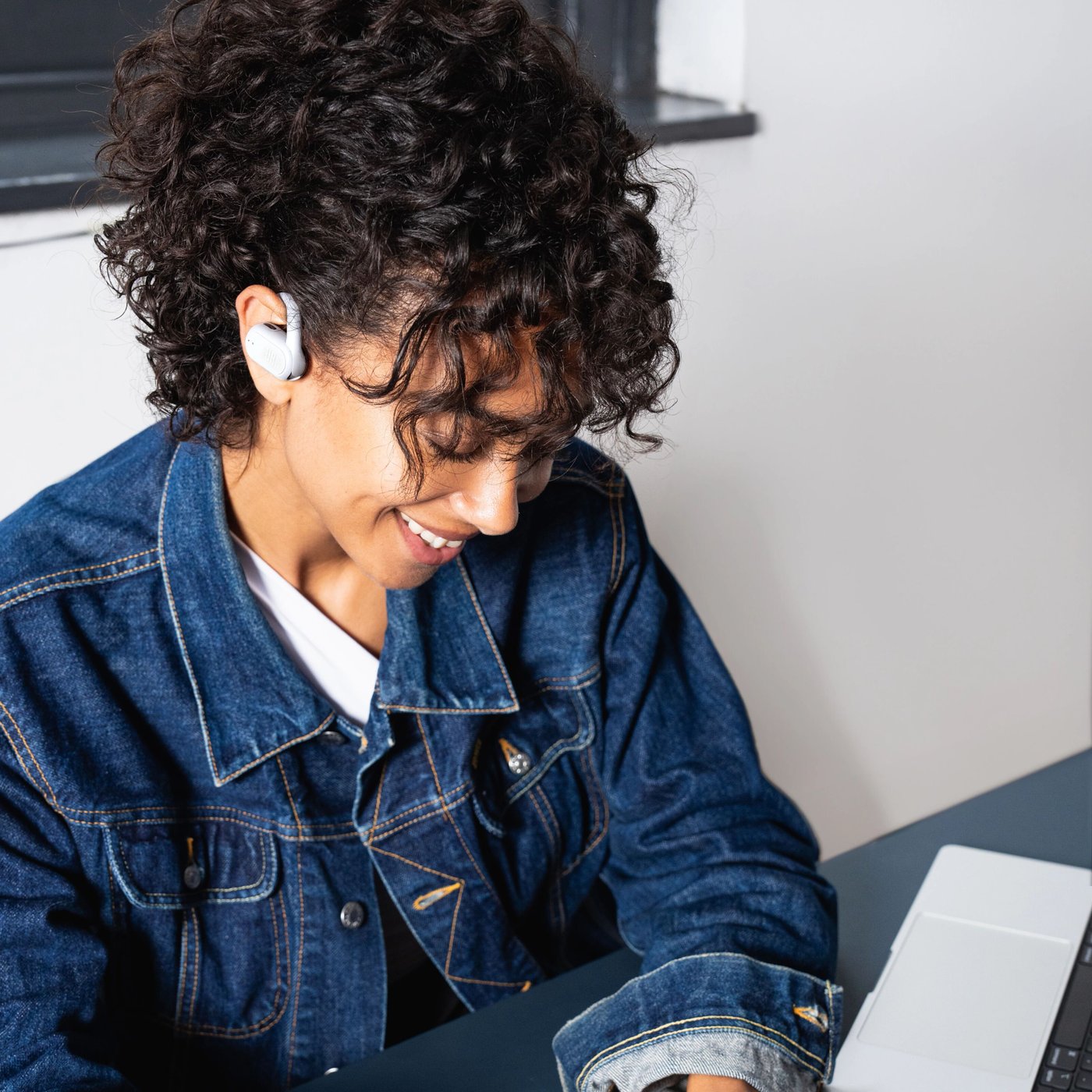 JBL Soundgear Sense trådlösa open-ear-hörlurar Vit