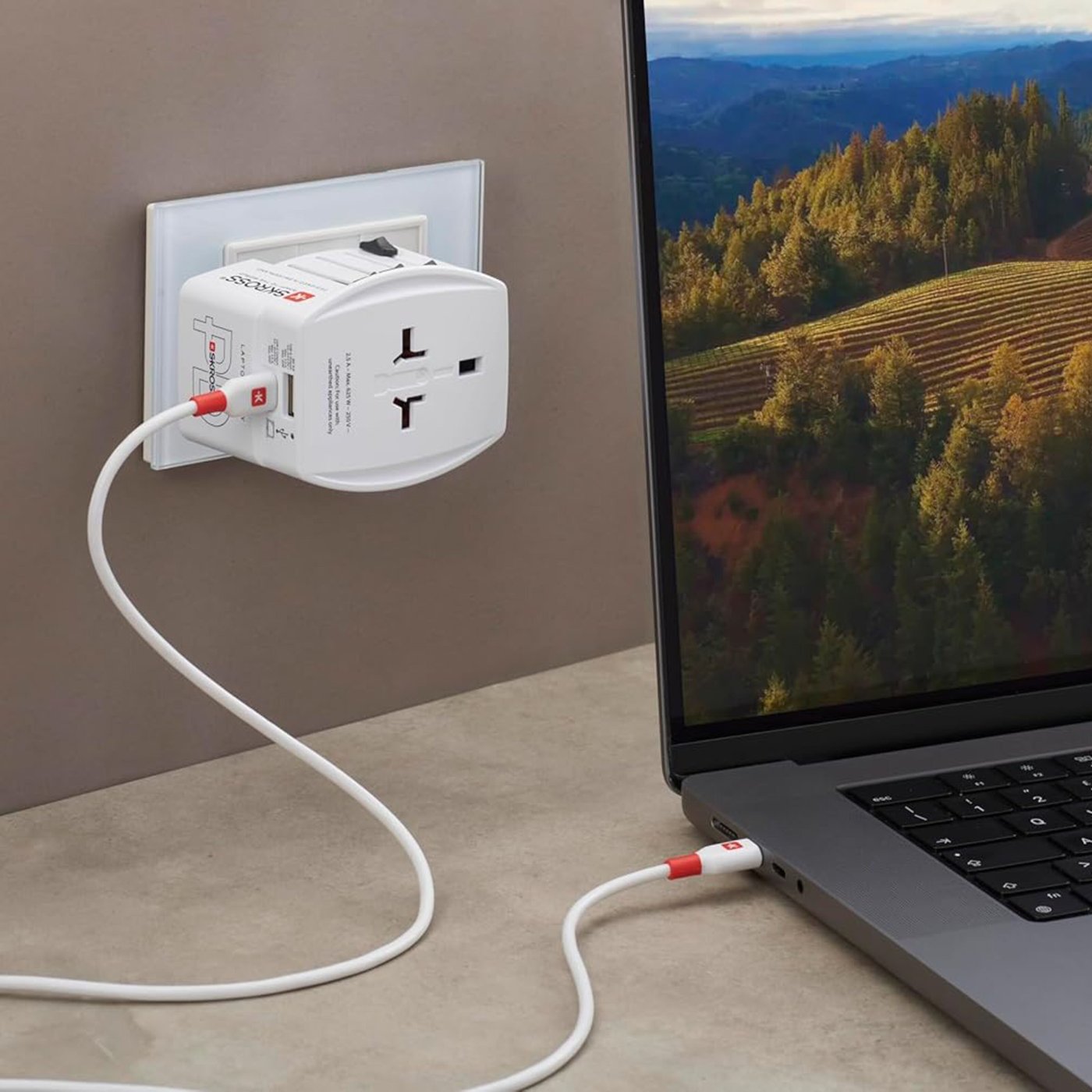 Skross Ojordad reseadapter Universal med USB PD 65W