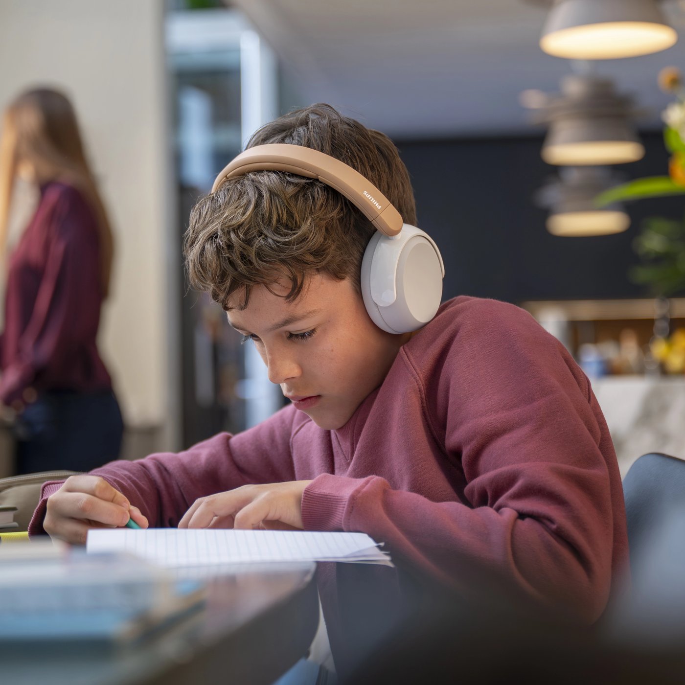 Philips Trådlösa over-ear-hörlurar för barn med brusreducering Beige