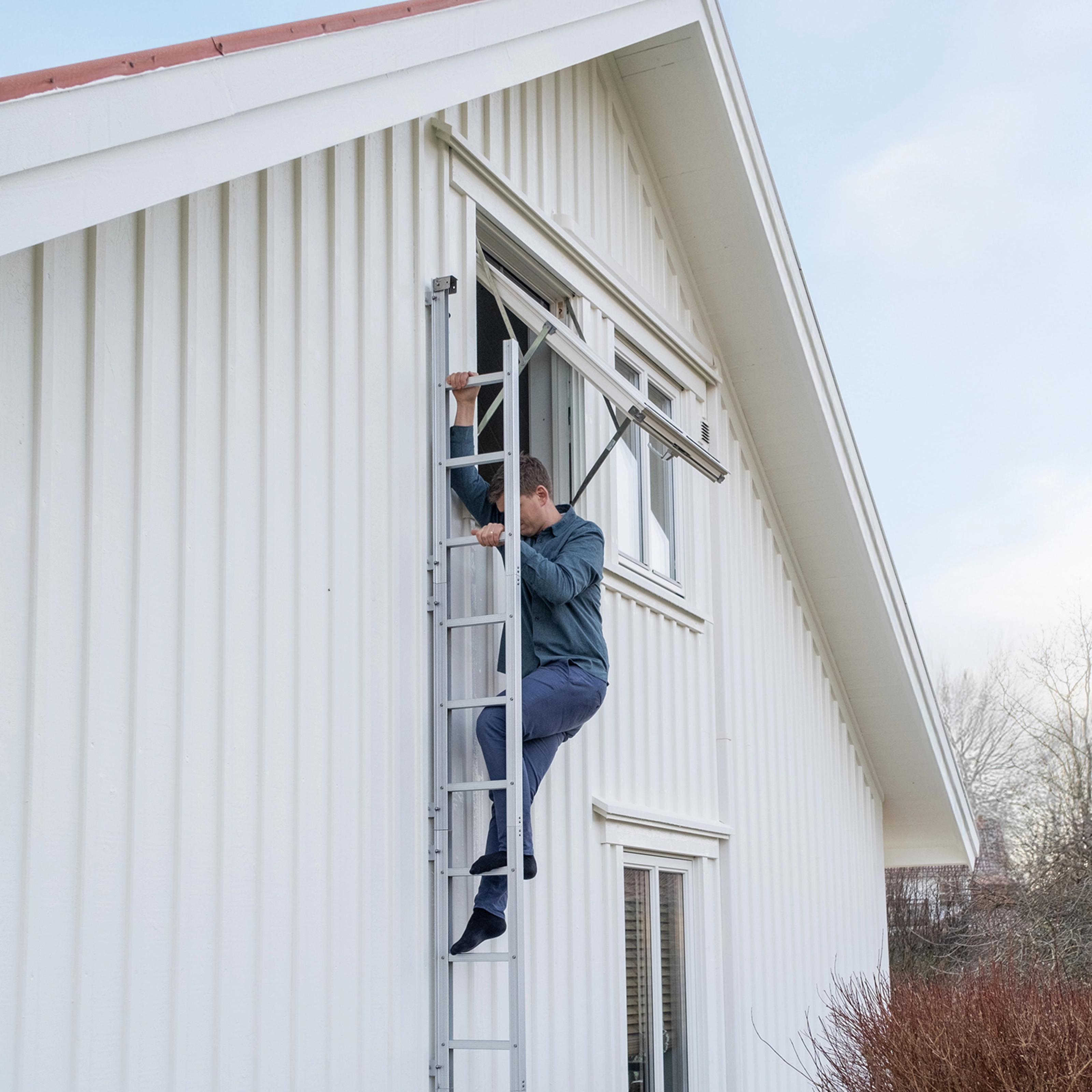 Housegard Utfällbar utrymningsstege för fasadmontering 3,9 m