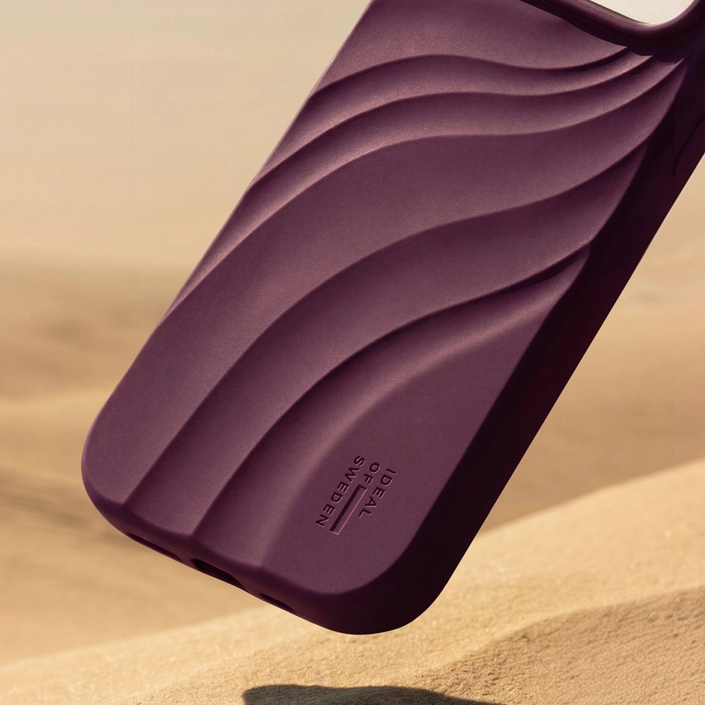 IDEAL OF SWEDEN Soft Swirl silikonskal med MagSafe för iPhone 13, 14, 15, 16e och 17e Velvet Plum