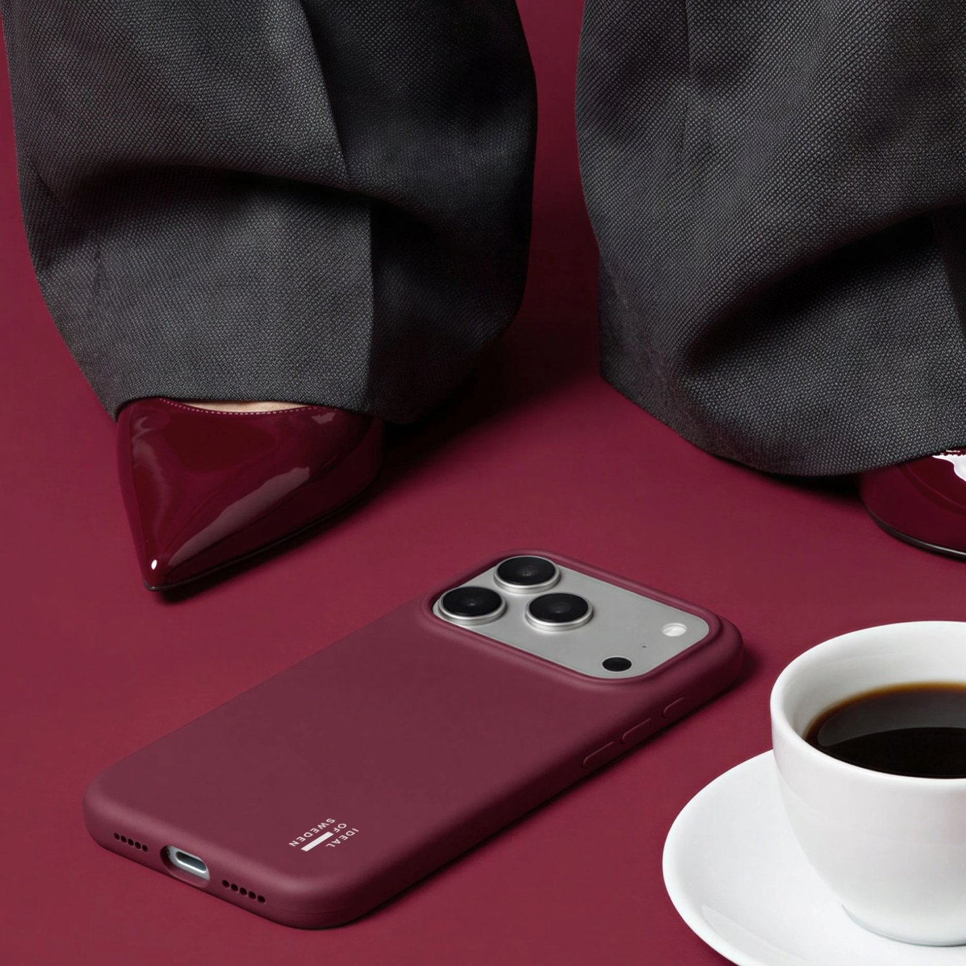 IDEAL OF SWEDEN Silicone MagSafe Case – mobildeksel til iPhone 13, 14, 15, 16e og 17e Fine Wine
