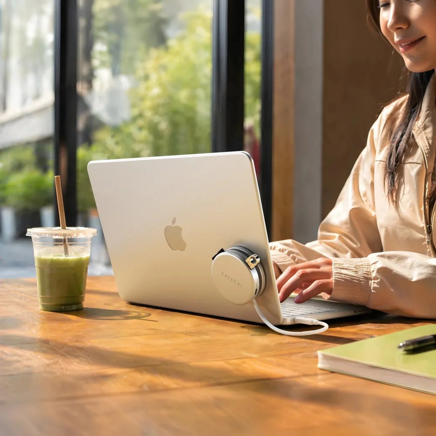 Satechi OntheGo 5-in-1 Multiport Adapter for MacBook Neo Sølv