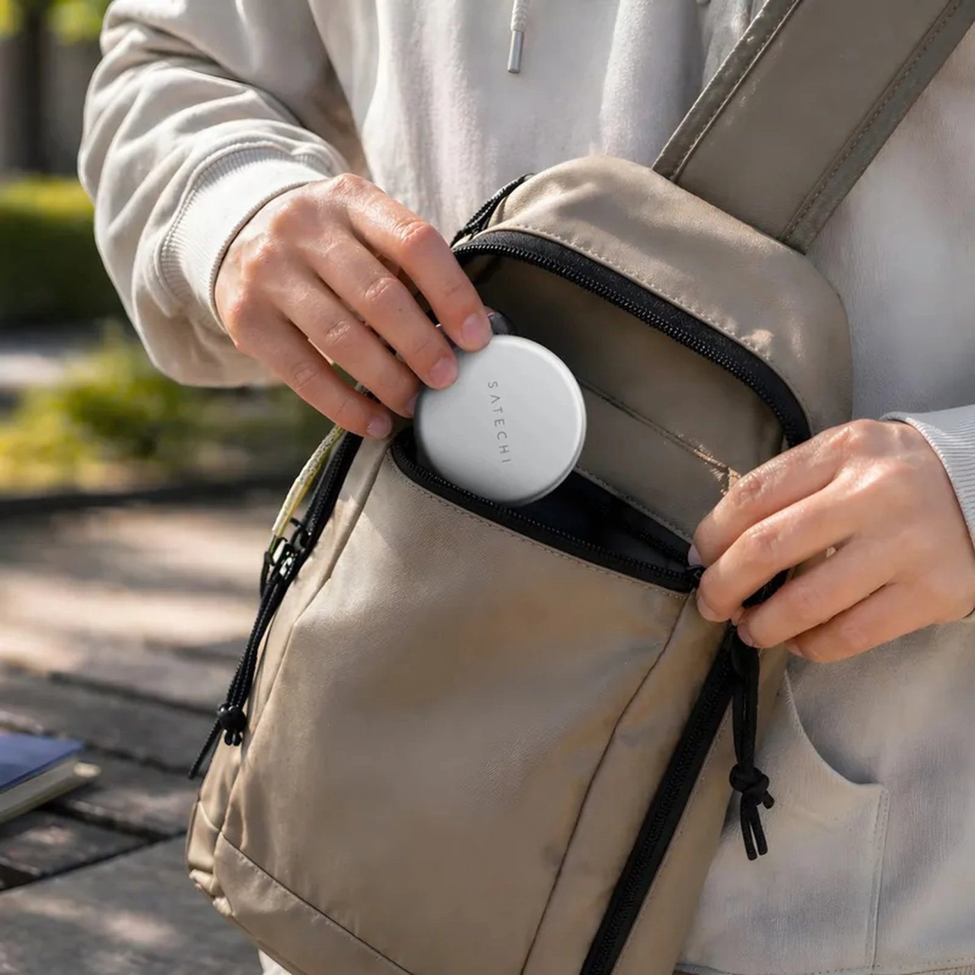 Satechi OntheGo 5-in-1 Multiport Adapter for MacBook Neo Sølv