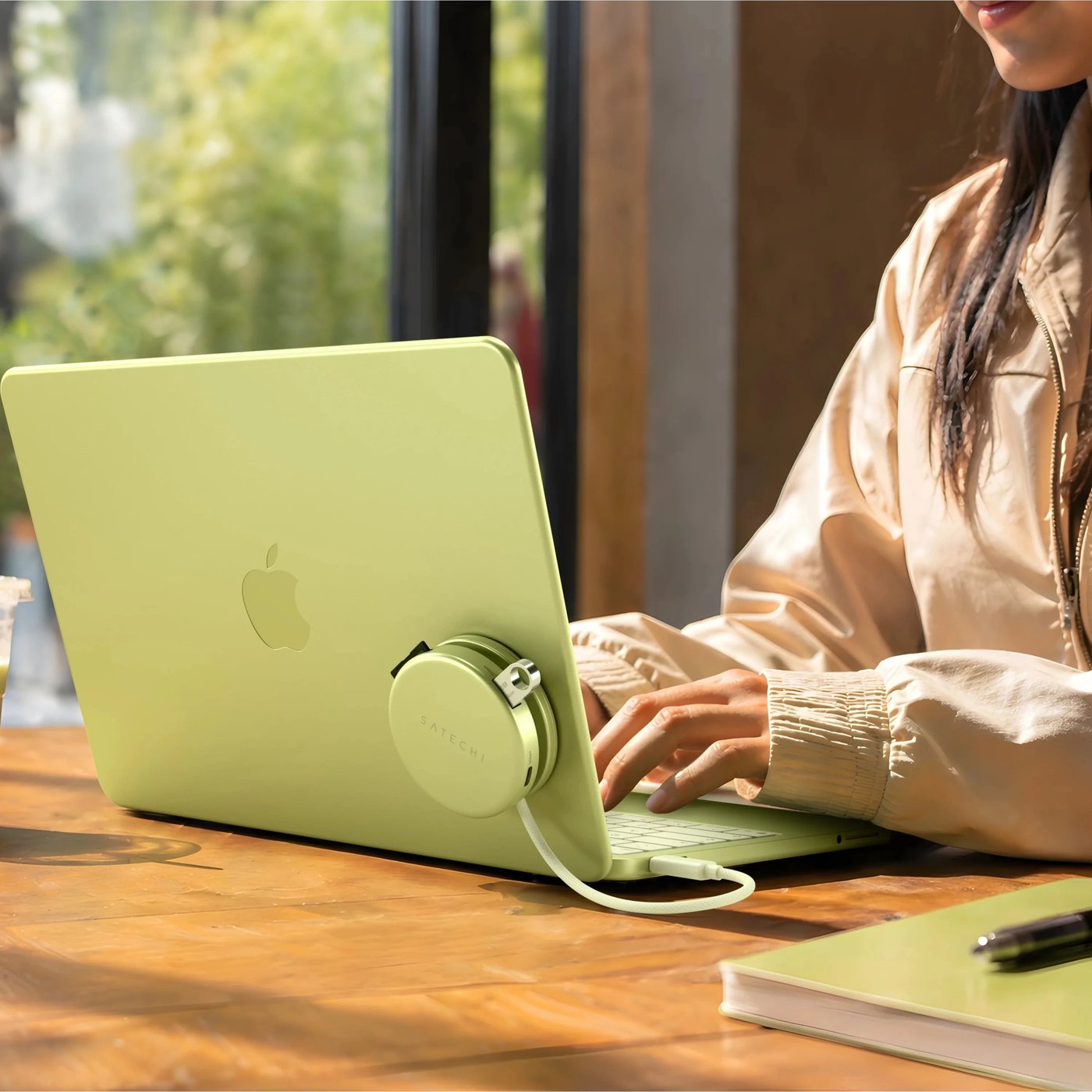 Satechi OntheGo 5-in-1 Multiport Adapter för MacBook Neo Citrus