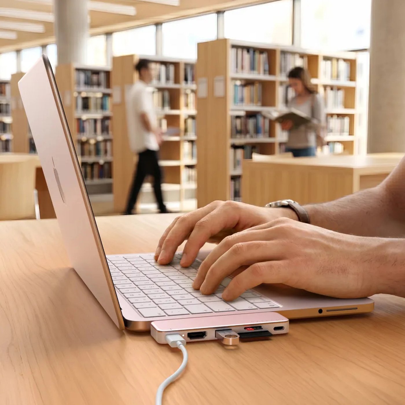 Satechi USB-C Snap Hub för MacBook Neo Rouge