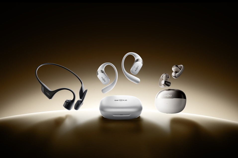 Shokz hörlurar i tre modeller – benbandshörlurar, open-ear och in-ear – mot mörk bakgrund.