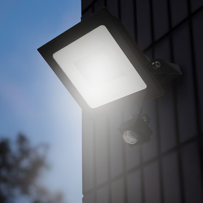 Luxorparts LED-strålkastare med rörelsesensor 50 W (5750 lm) | Belysning & lampor - Utomhusbelysning - LED-strålkastare | GameStuff