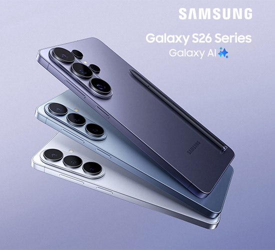 Tre Samsung Galaxy S26-telefoner i lila, blå och silver staplade snett mot ljus bakgrund. Text: “SAMSUNG Galaxy S26 Series Galaxy AI”.