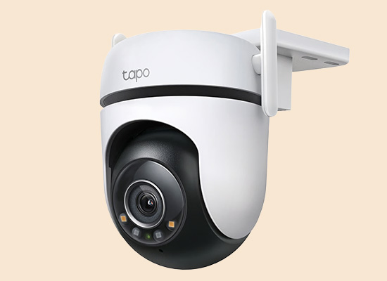TP-Link Tapo utomhuskamera med pan/tilt-funktion, vit och svart, monterad på väggfäste mot beige bakgrund.