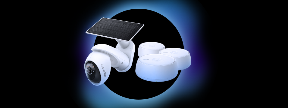 Hvit overvåkningskamera med solcellepanel og tre runde WiFi-enheter fra Tapo, vist mot en blå bakgrunn.