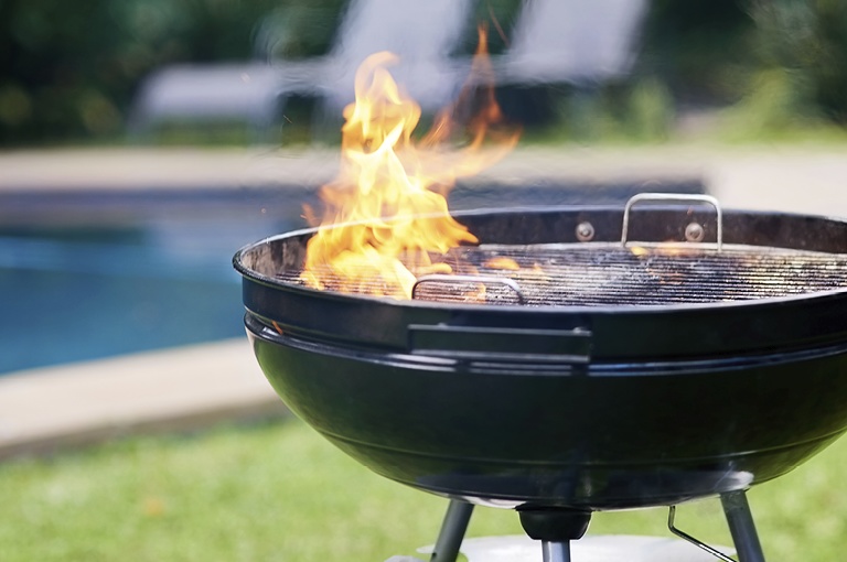 Klotgrill med lågor