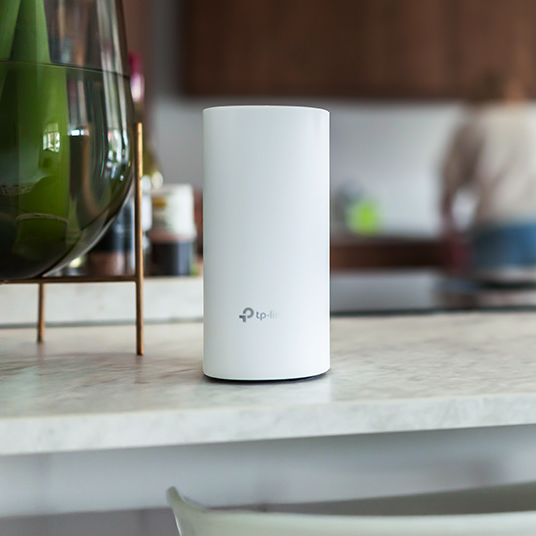 Modernt kök med en mesh wifi-router placerad på bordet bland hemdekoration, illustrerar stabil trådlös täckning i hemmet