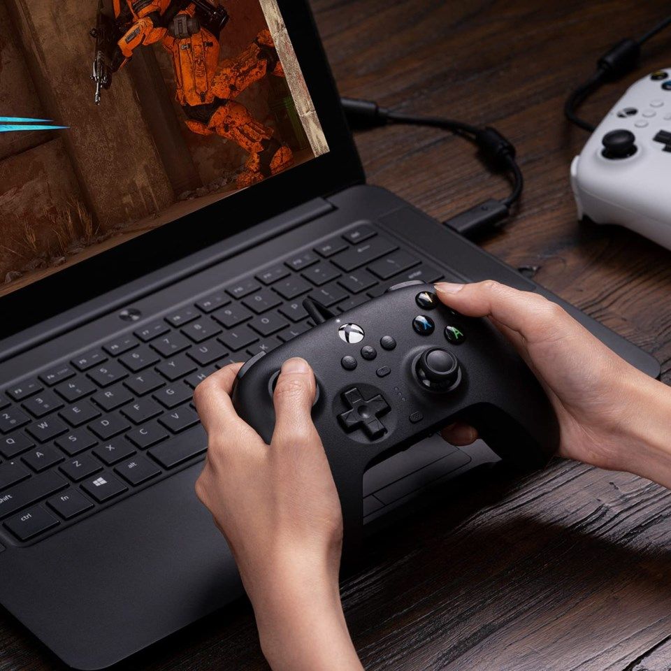 8Bitdo Ultimate Wired Håndkontroller for Xbox og PC Svart
