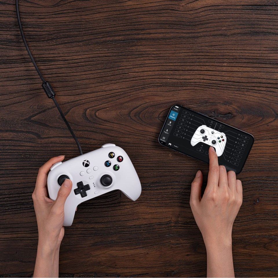 8Bitdo Ultimate Wired Håndkontroller for Xbox og PC Hvit